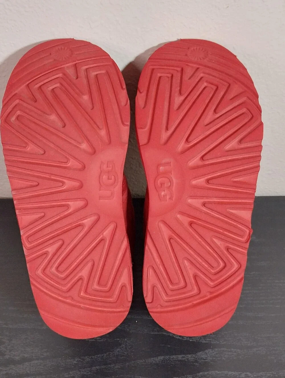 UGG Neumel II Kids Red Suede Lace-Up Ankle Chukka Boots Size 2